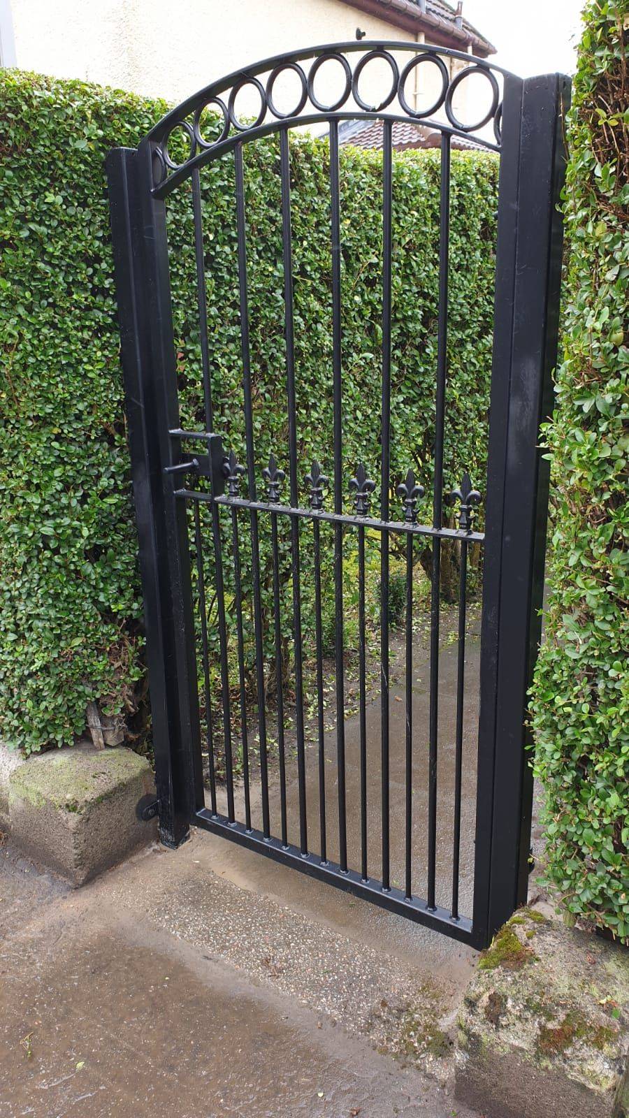 Gorgeous Creative Metal Garden Gates Ideas