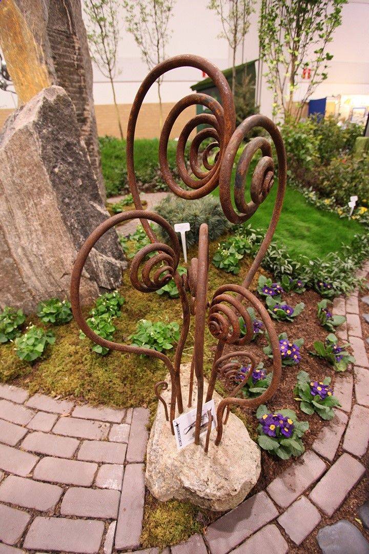 Creative Rusty Metal Garden Decor Ideas