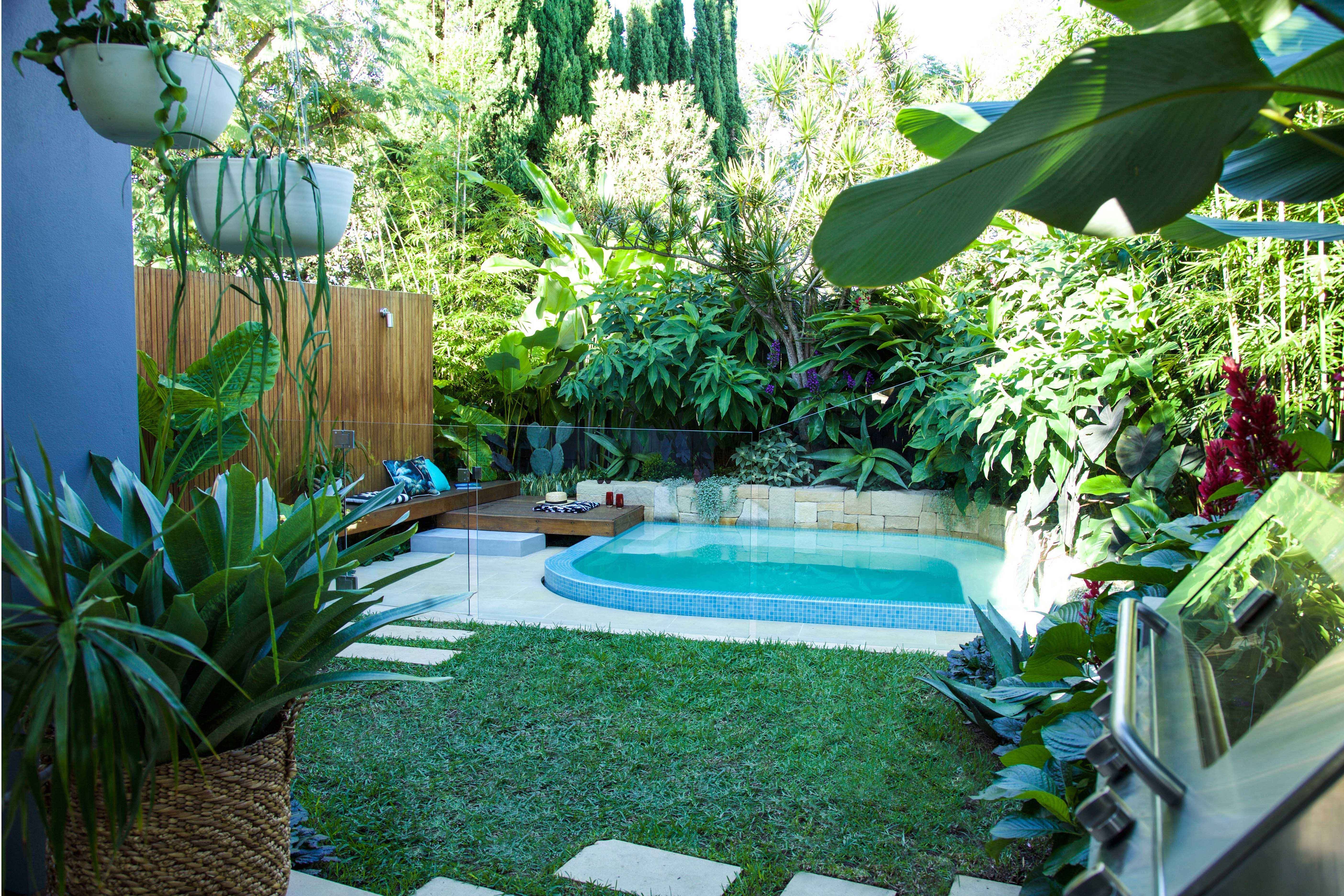 Spectacular Tropical Pool Landscaping Ideas