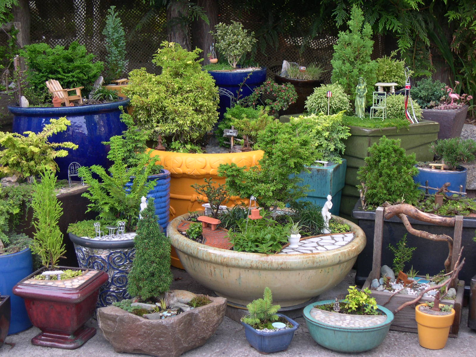 Awesome Cozy Decorative Garden Planters Design Ideas