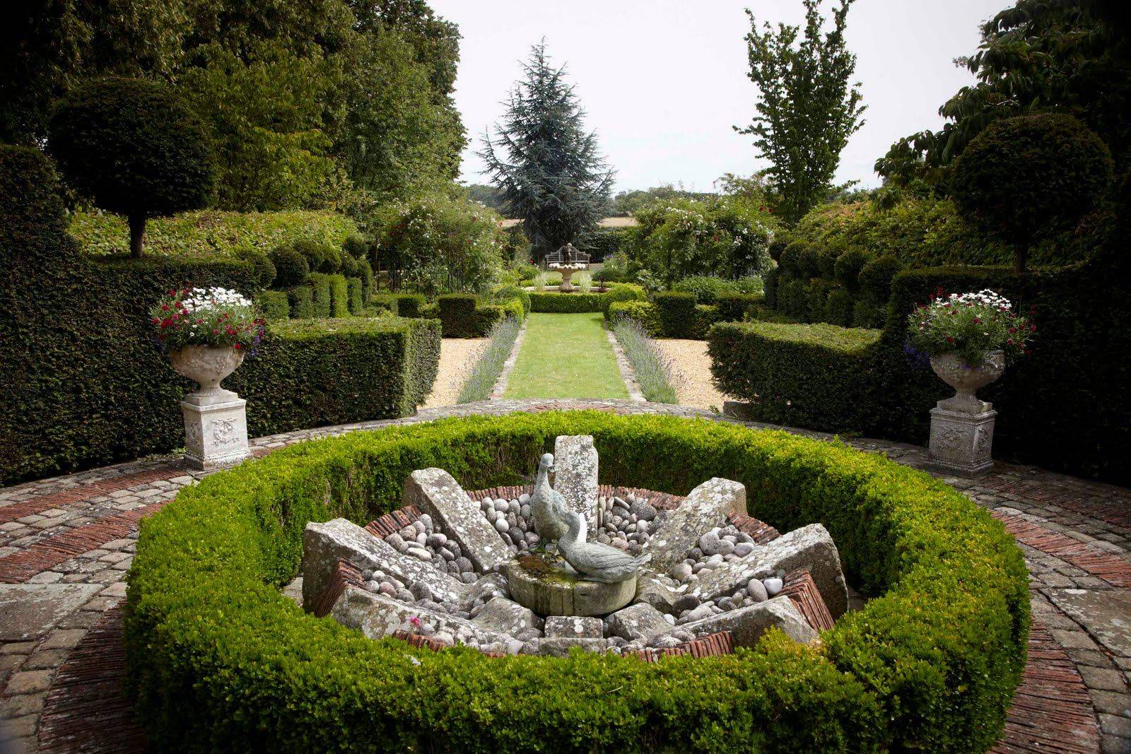 Lovely Small Courtyard Garden Design Ideas