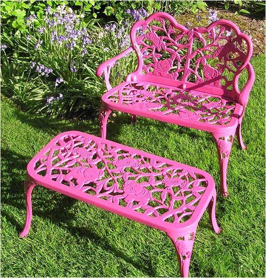 Fairygardenbenchminiaturepinkwithgreenbythelittlehedgerow