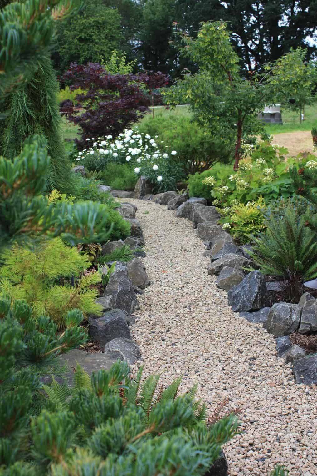 Simple And Eye Catching Cheap Walkway Ideas