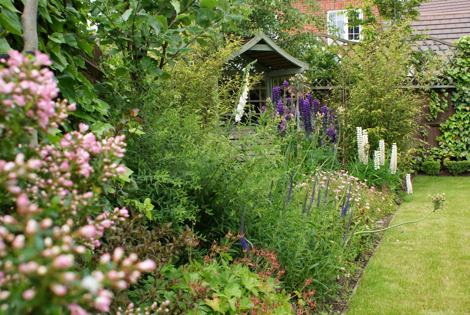 Stunning Front Yard Cottage Garden Inspiration Ideas