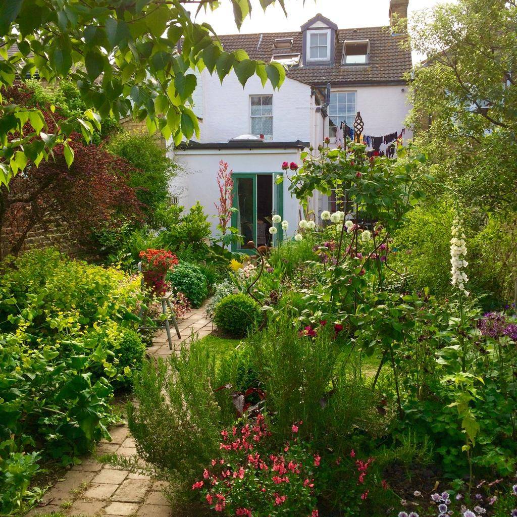 Garden Images Small English Garden