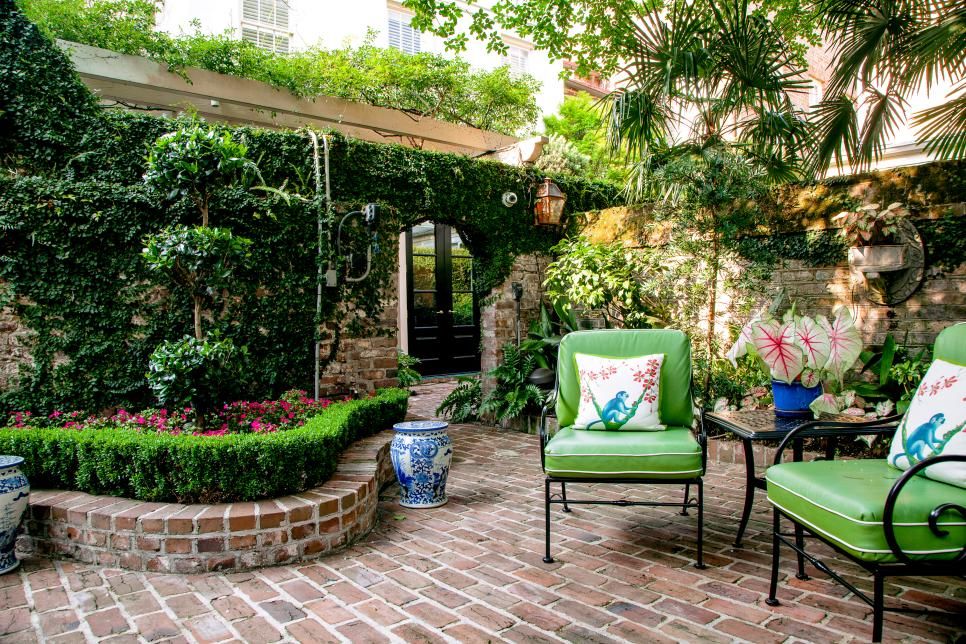 A Fancy Charleston Walled Garden