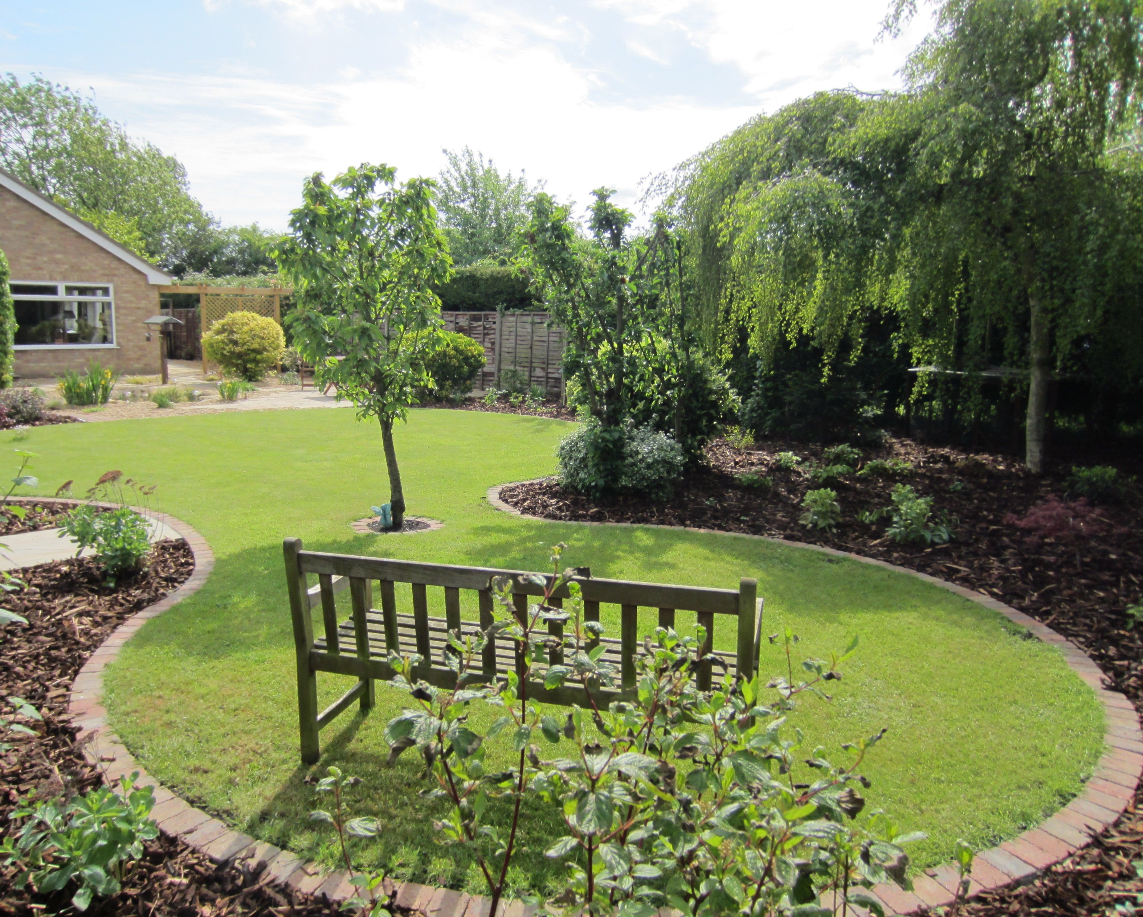 Exteriorgorgeouspicturesoflandscapingdesignswithroundgreen