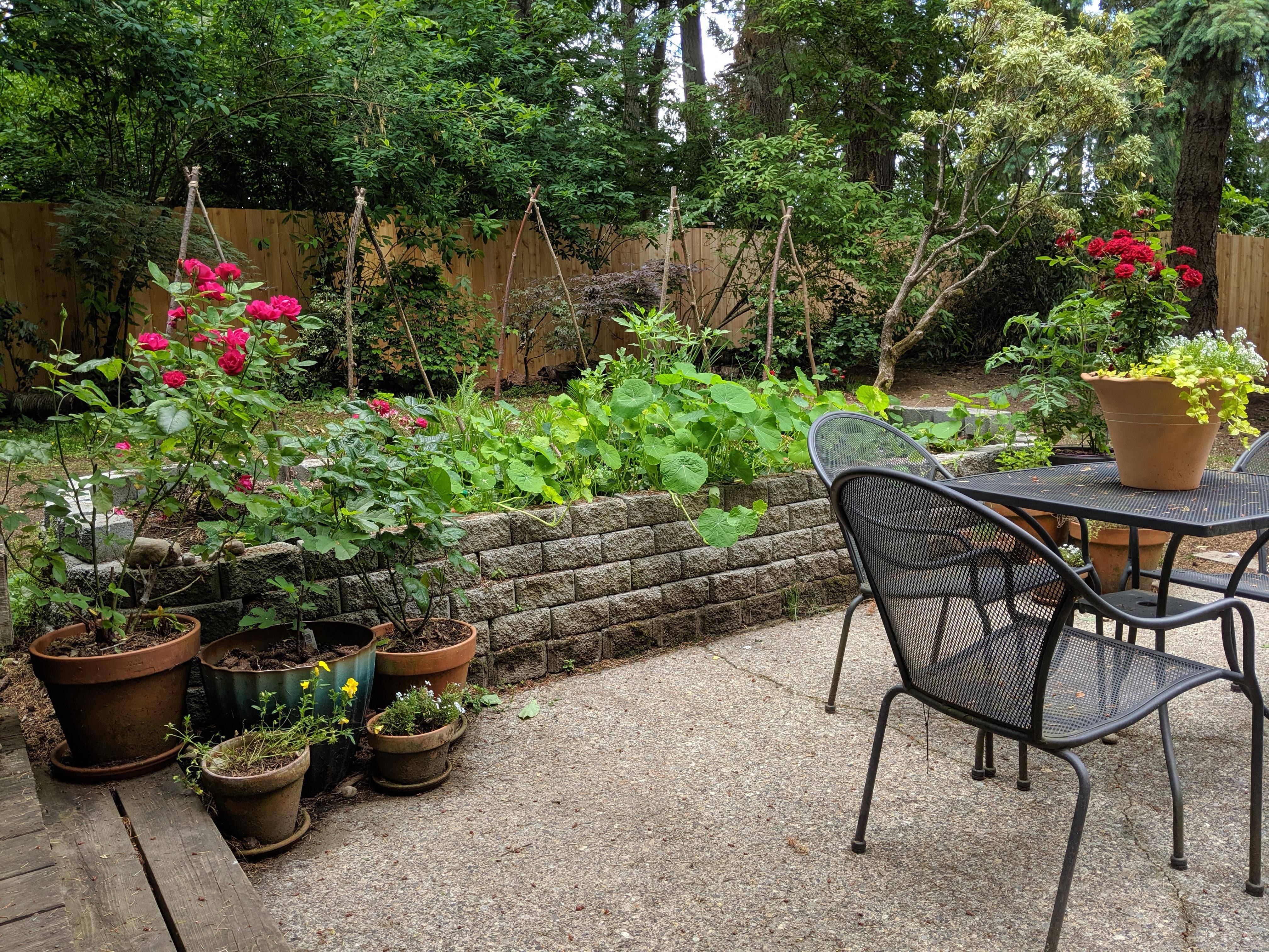 Amazing Beautiful Round Raised Garden Bed Ideas