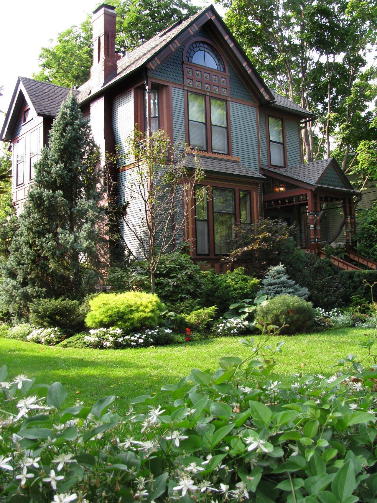 Beautiful Front Yard Cottage Ideas