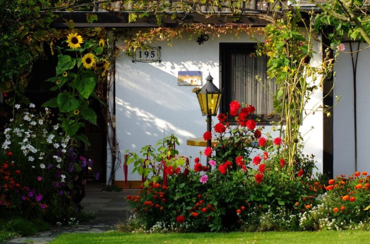 Beautiful Small Front Yard Garden Design Ideas