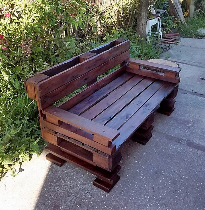 Recycled Pallet Becomes Garden Bench