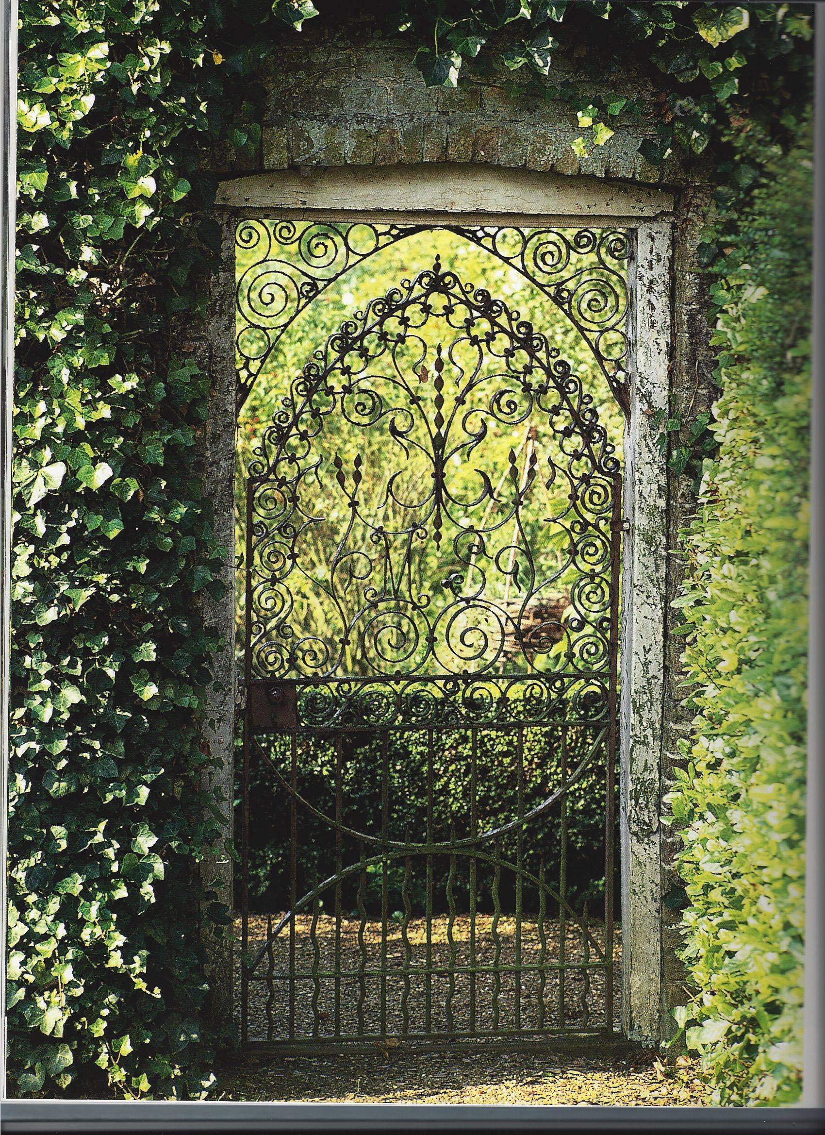 An Antique Look Garden Gate Design