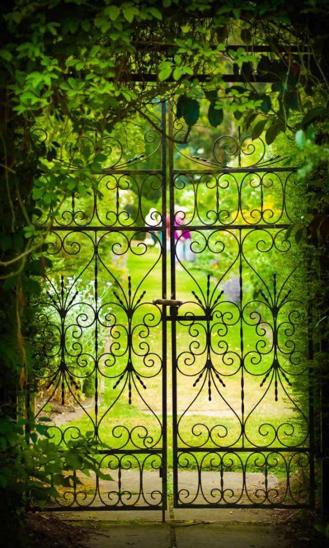 Gorgeous Creative Metal Garden Gates Ideas