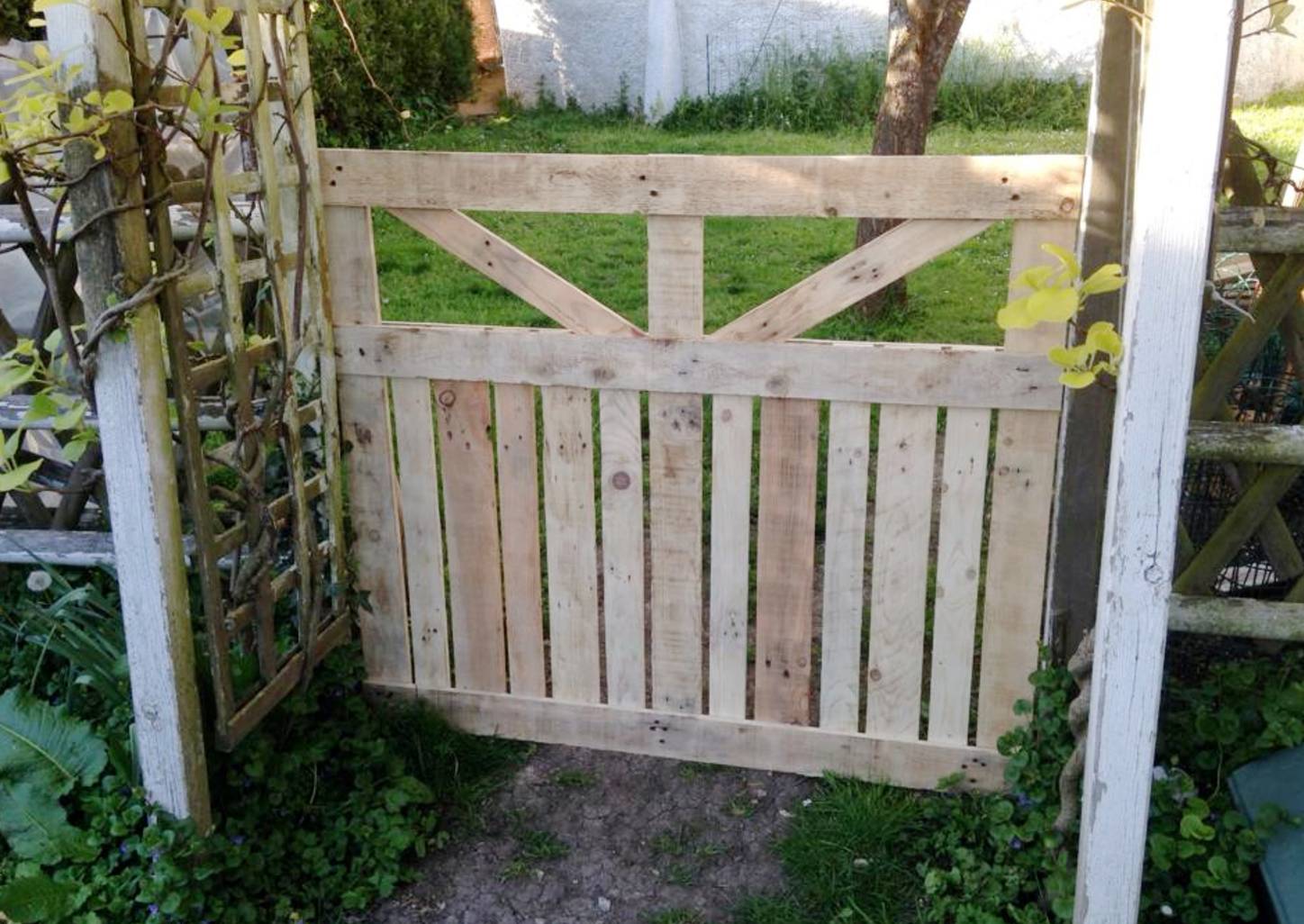 Diy Pallet Garden Gate