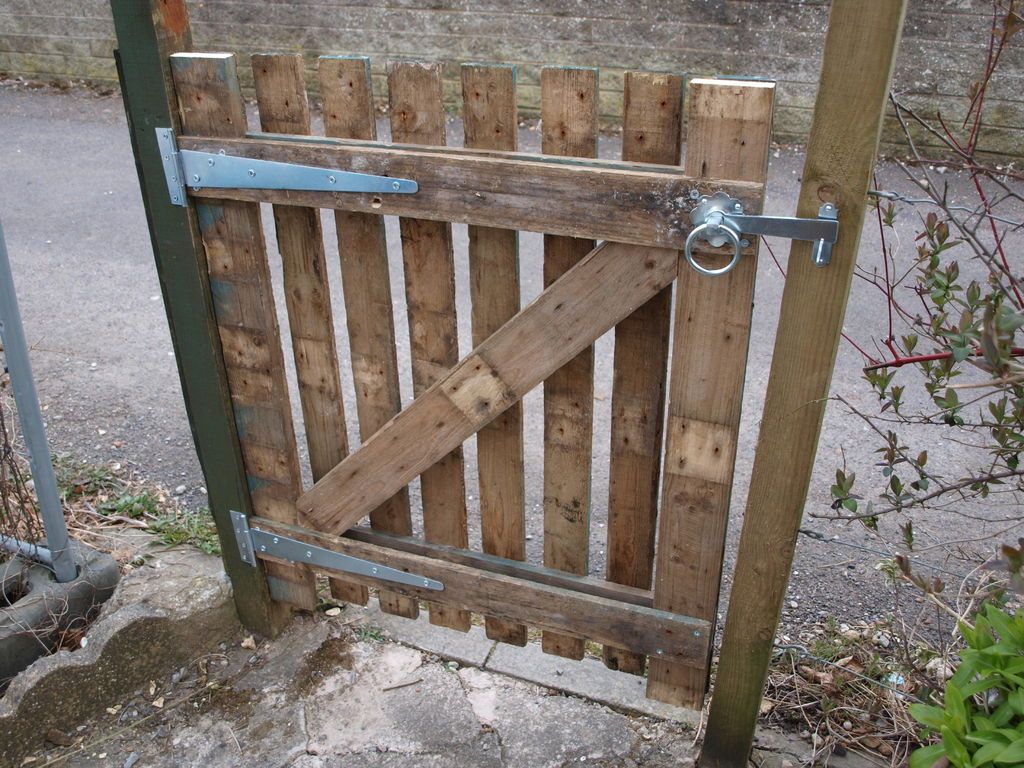 Wood Pallet Gate A Garden Decoration Construction