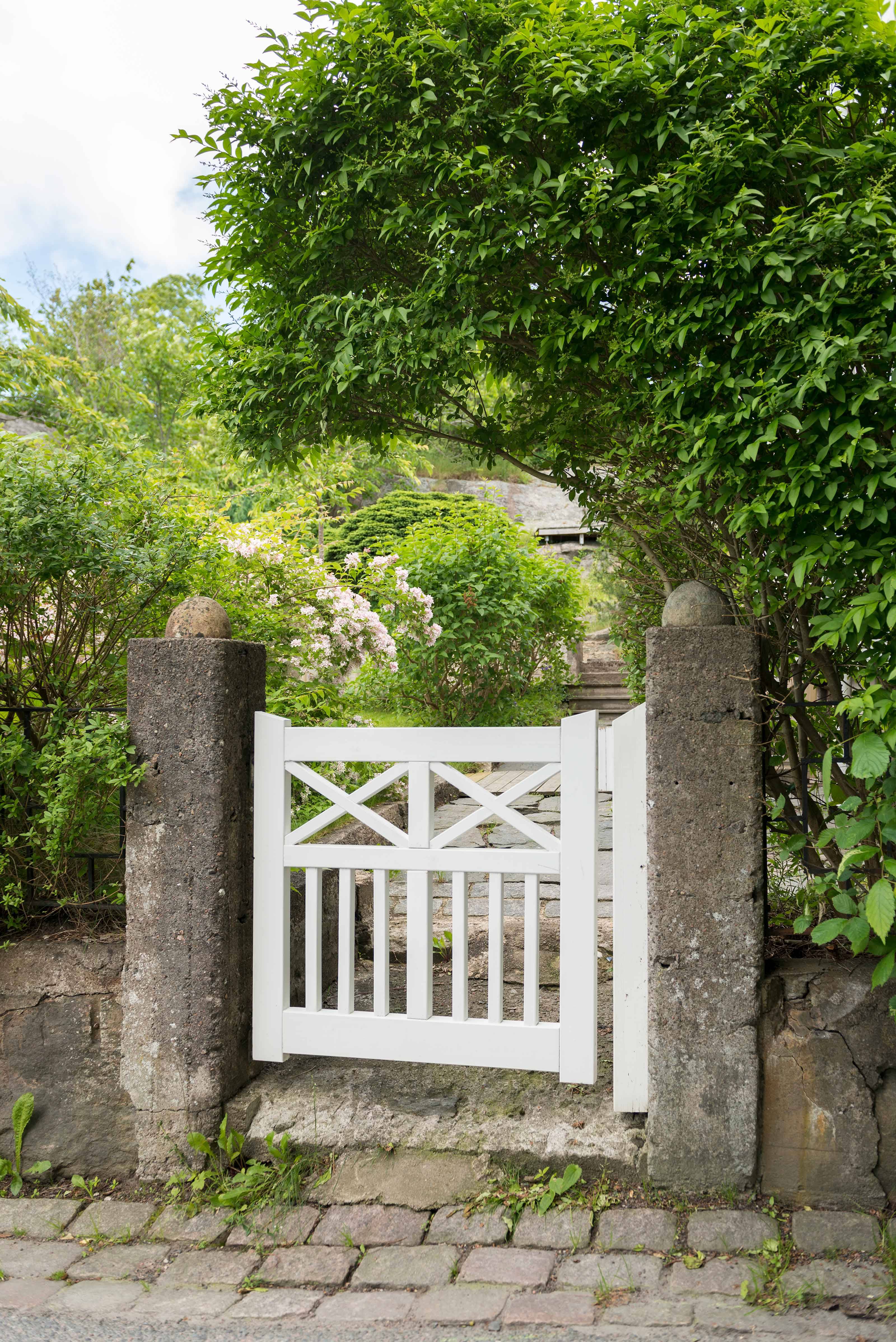Inspiring Rustic Garden Gates Design