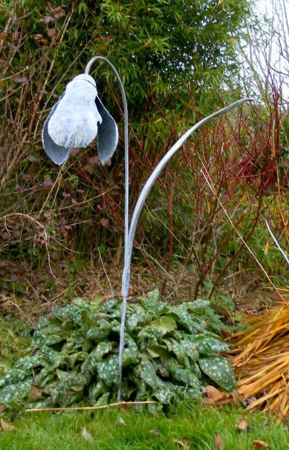 Beautiful Giant Flower Garden Sculpture