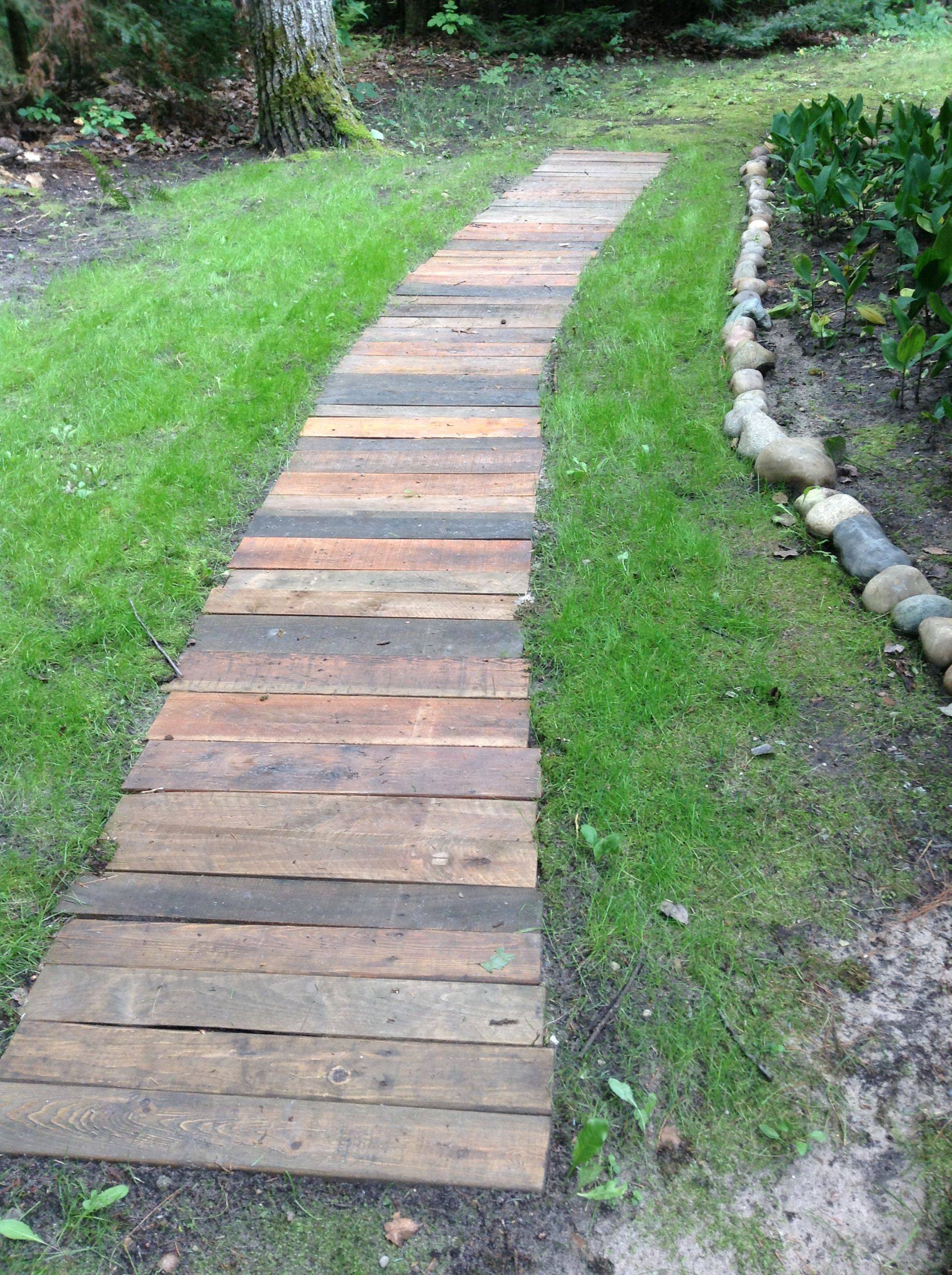 Garden Pallets Walkway