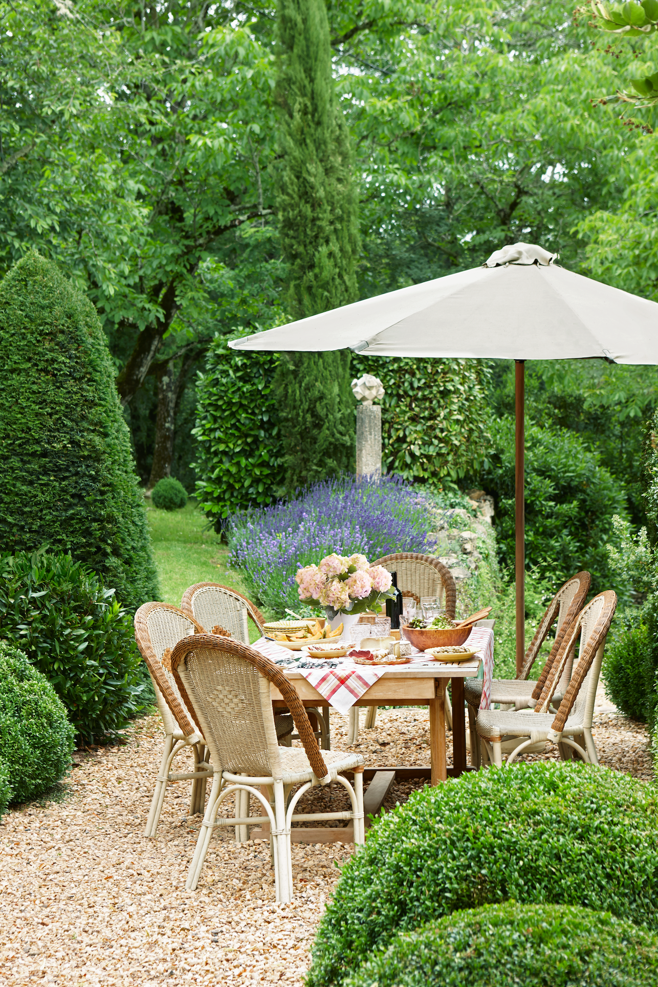 Inspiring French Country Garden Decor Ideas