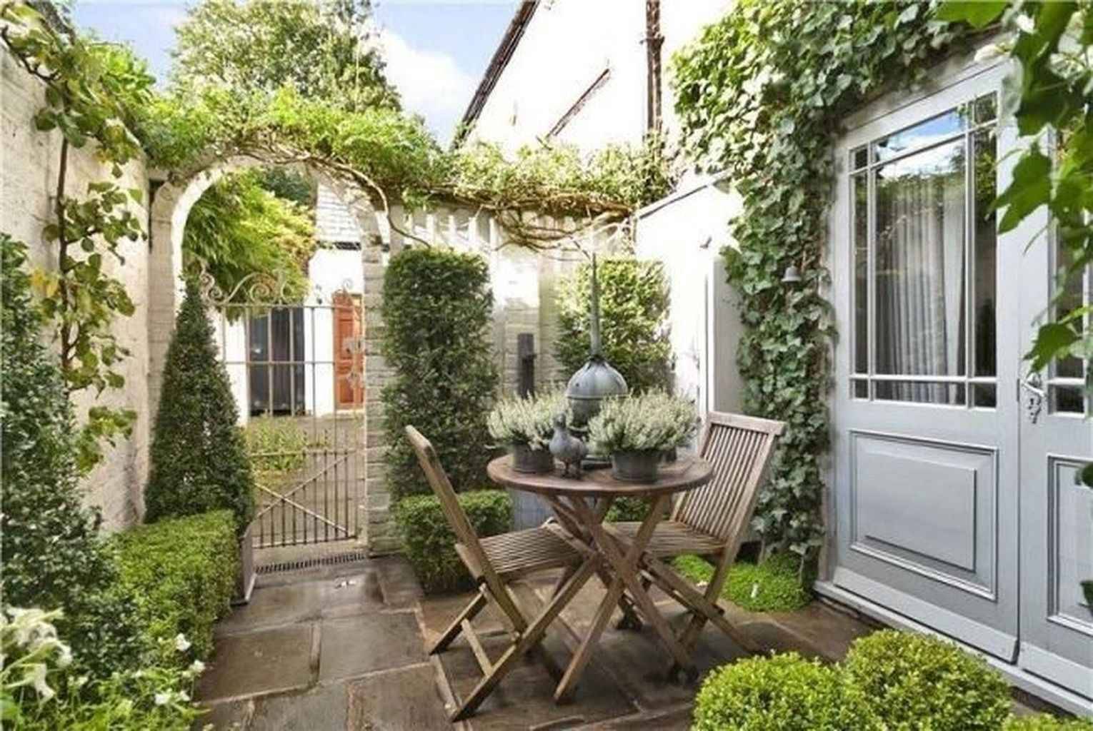 Lovely Small Courtyard Garden Design Ideas