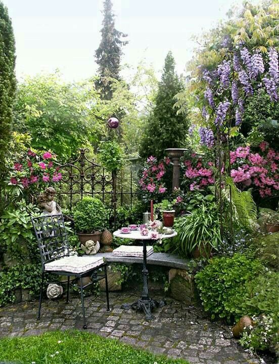 Stunning Small Patio Garden Decorating Ideas